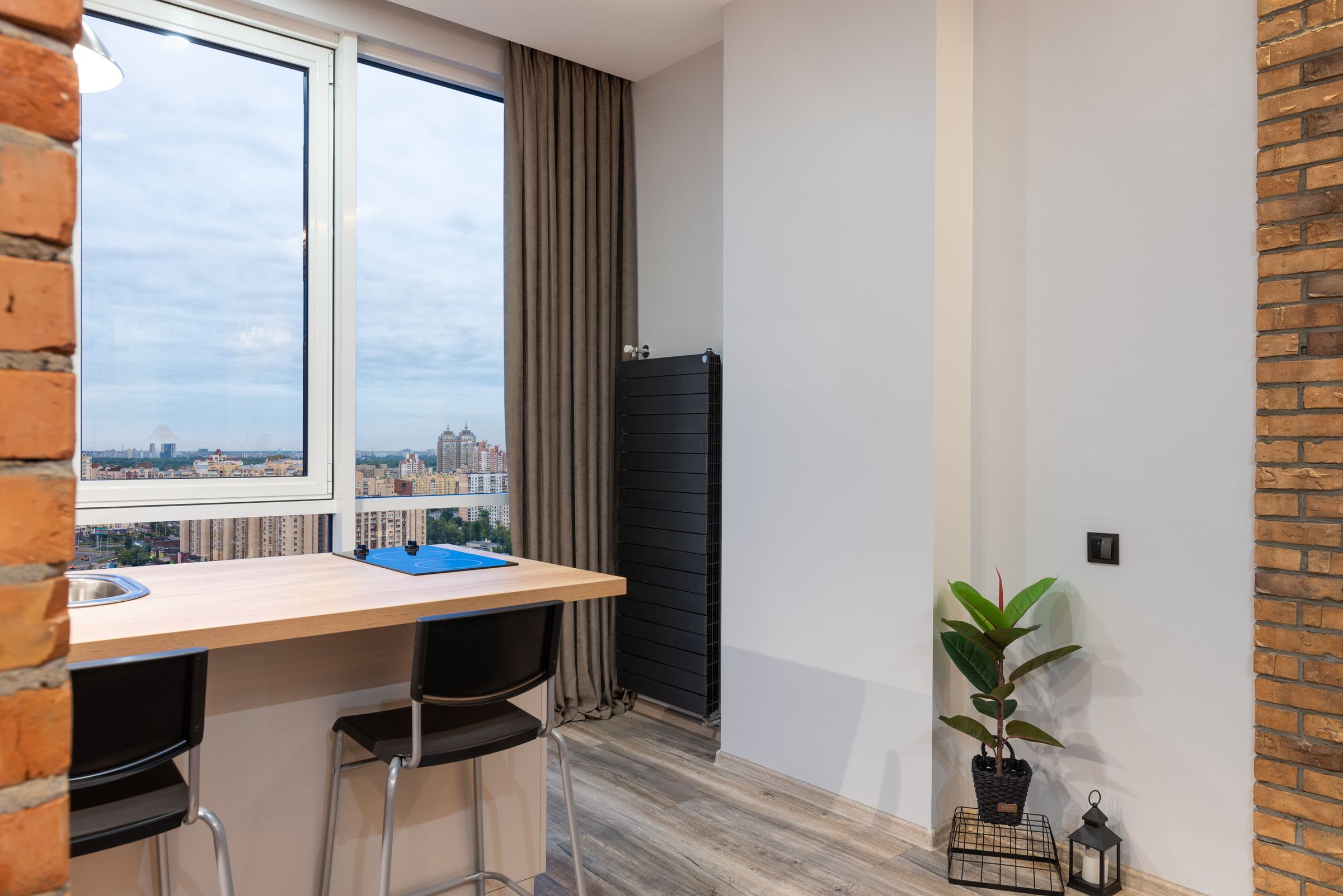 Desk counter at the corner window with a view over the city